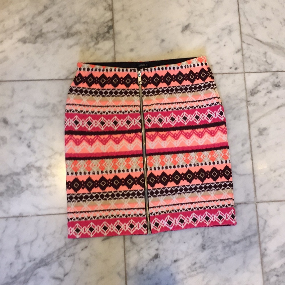 High wasted skirt, zipper down center